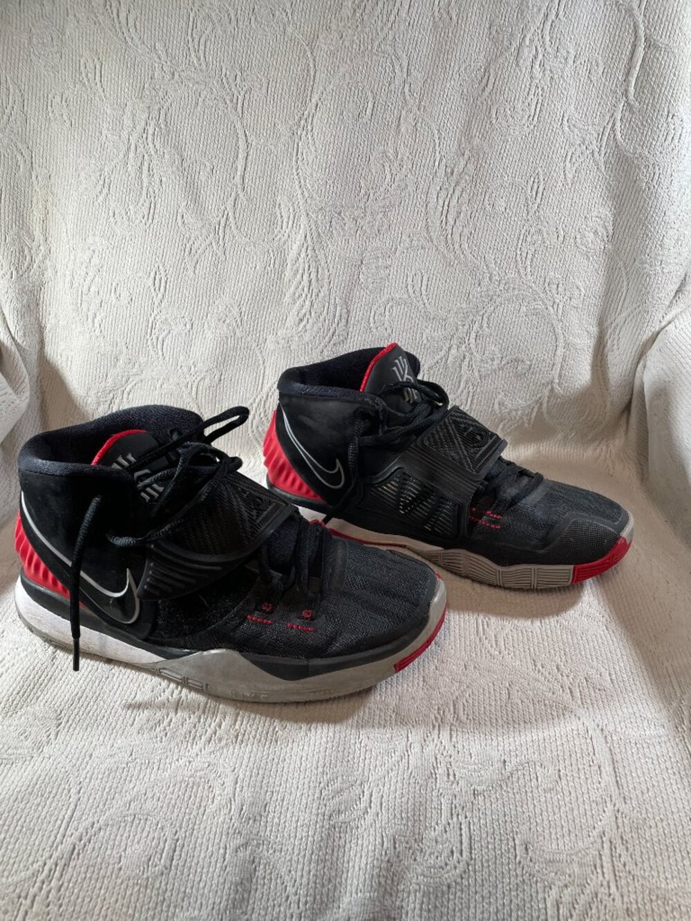 Nike Kyrie 6 Bred GS Basketball Shoes Sneakers Boys Size 6Y Black Red BQ5599-002